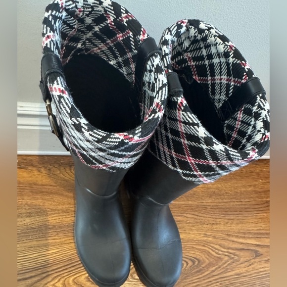 CROCS black knee-high rain boots with plaid cuffs (size 7) - Picture 3 of 8